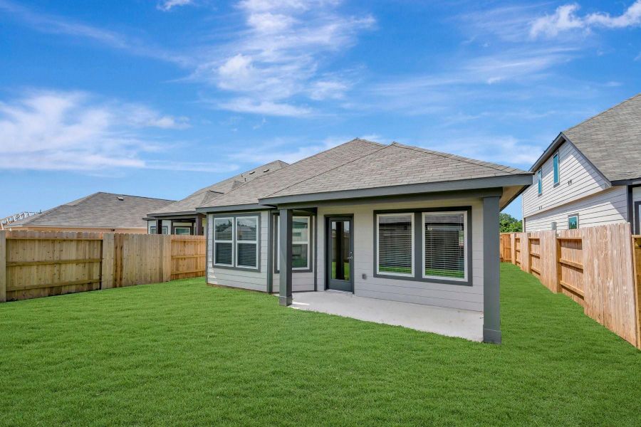 Exterior details and patio area of a home in Summerview, Fulshear (Image 27).