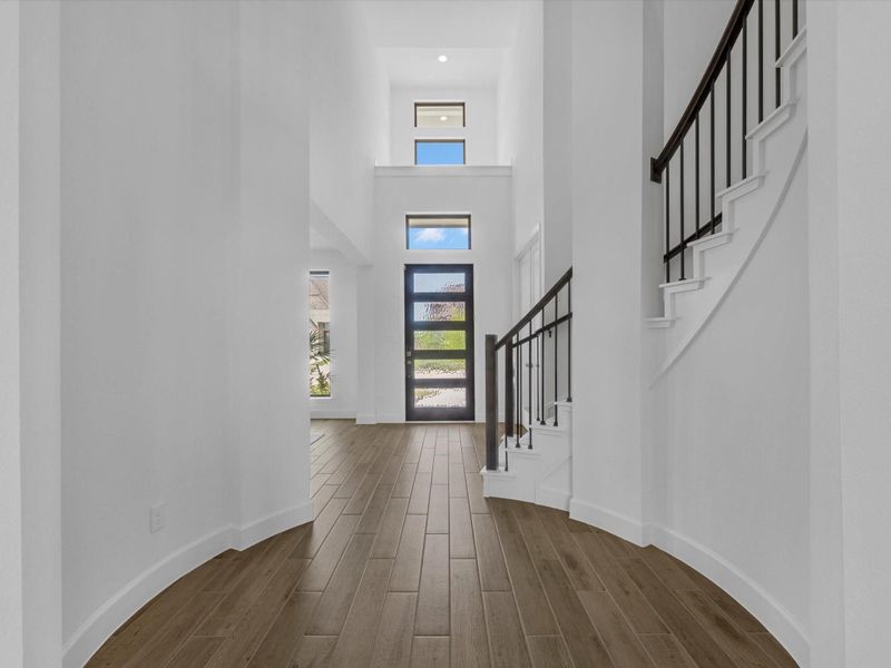 Spacious, unfurnished interior of a new home in Valencia, Manvel (Image 22).