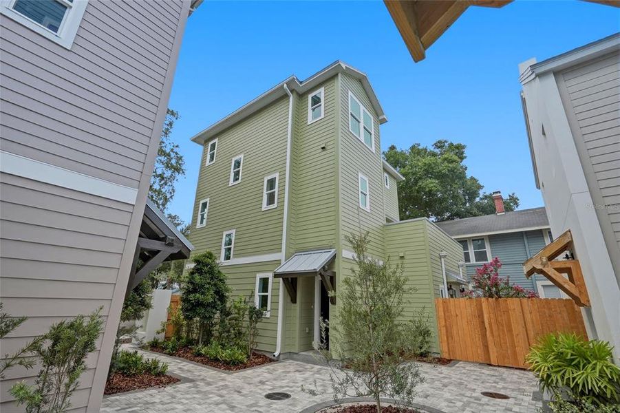 Exterior details and patio area of a home in , St. Petersburg (Image 31).