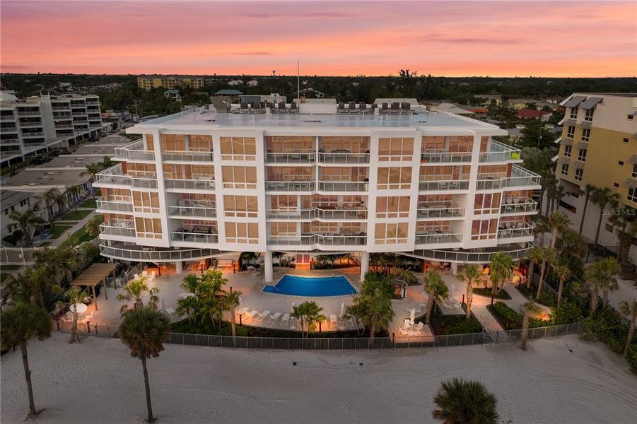 Condo located in Sarasota, FL showcasing its design and architecture (Image 26).