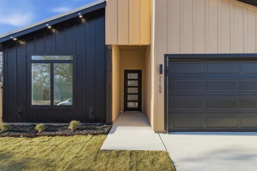 Exterior details and patio area of a home in , Dallas (Image 3).