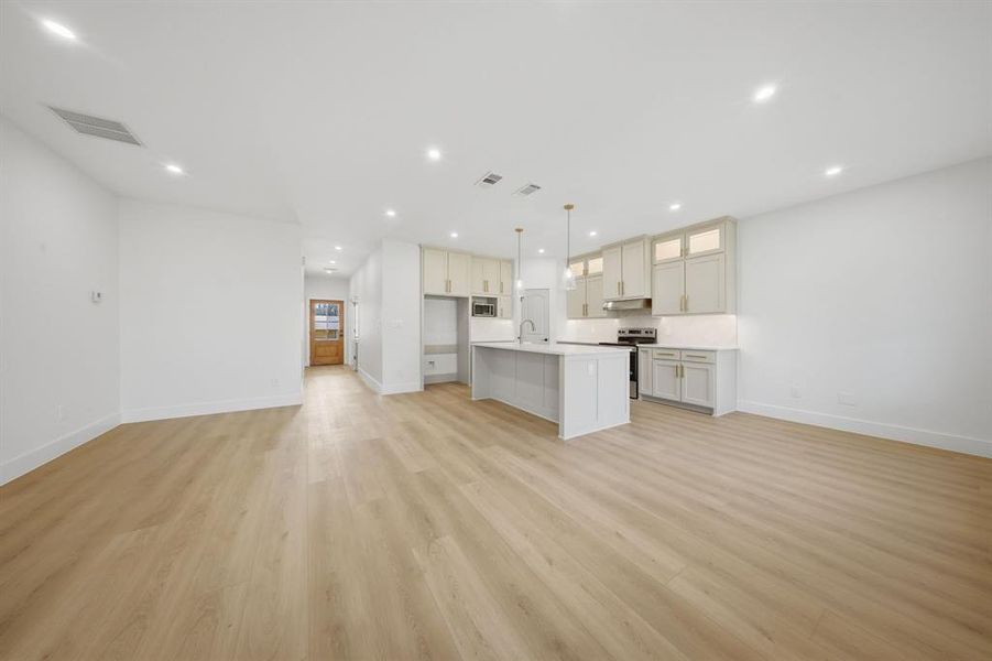 Spacious, unfurnished interior of a new home in , Seagoville (Image 31).