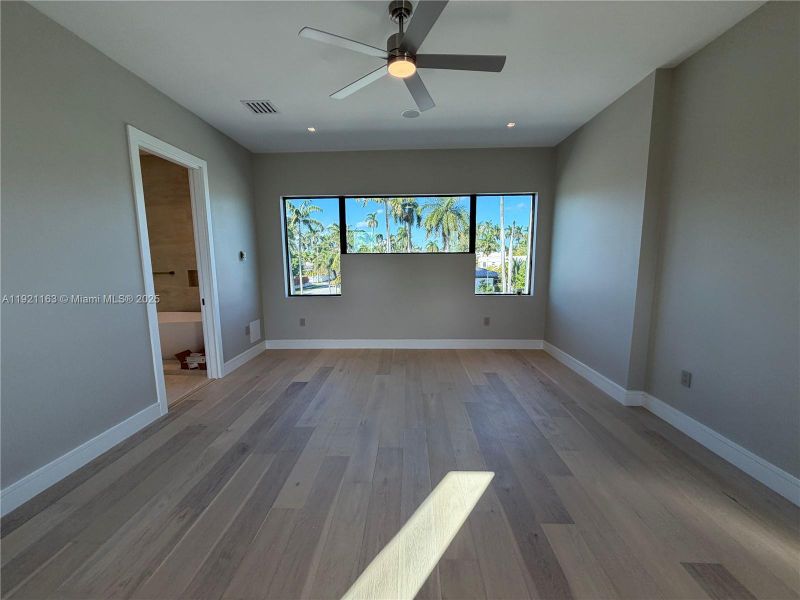 Spacious, unfurnished interior of a new home in , Hollywood (Image 25).