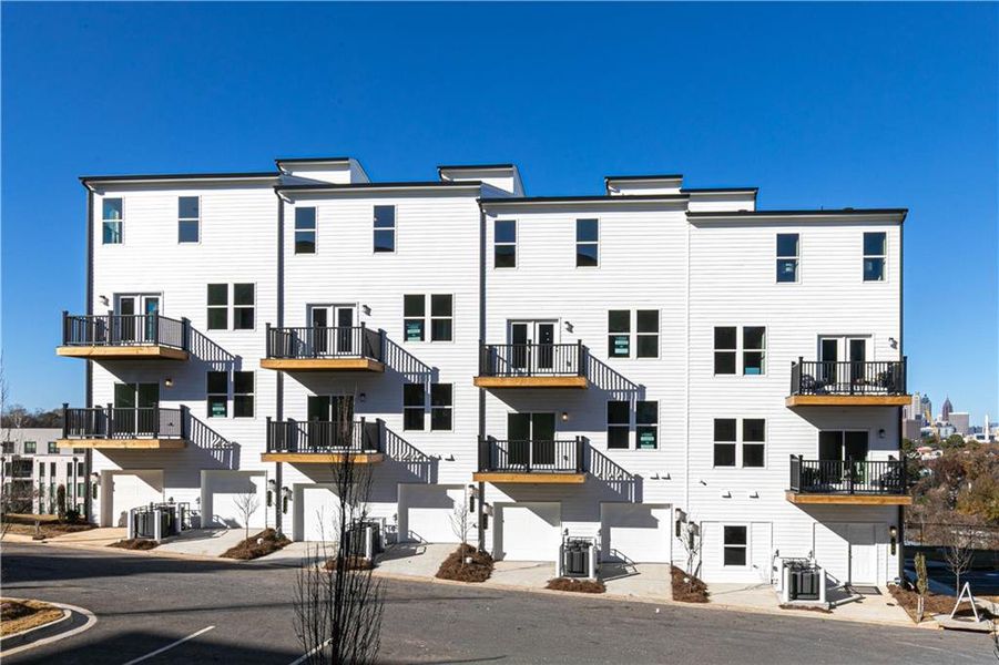 Condo located in Atlanta, GA showcasing its design and architecture (Image 4).