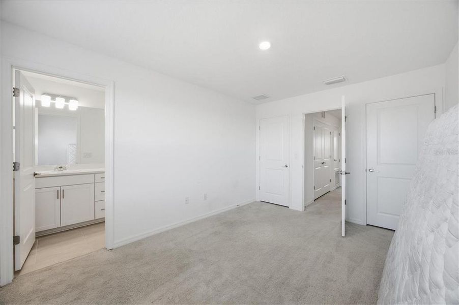 Spacious, unfurnished interior of a new home in , Sarasota (Image 25).