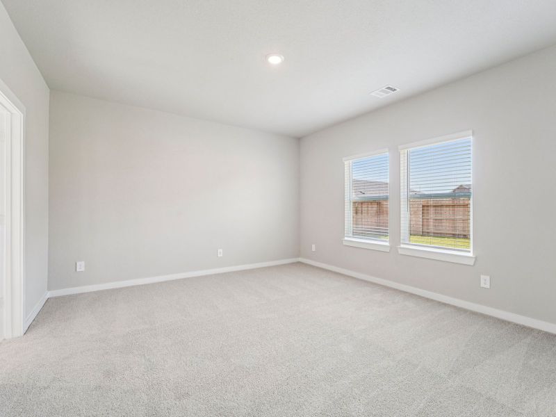 Spacious, unfurnished interior of a new home in Heights of Barbers Hill, Mont Belvieu (Image 16).
