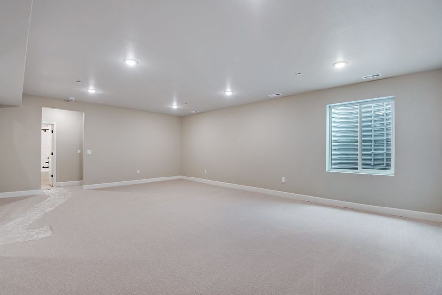 Spacious, unfurnished interior of a new home in Reunion, Commerce City (Image 21).