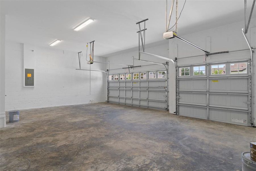 Spacious, unfurnished interior of a new home in Southern Hills Plantation, Brooksville (Image 16).