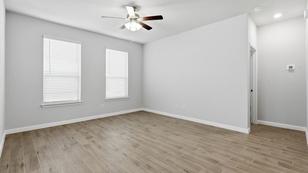 Spacious, unfurnished interior of a new home in Saratoga, Granbury (Image 12).