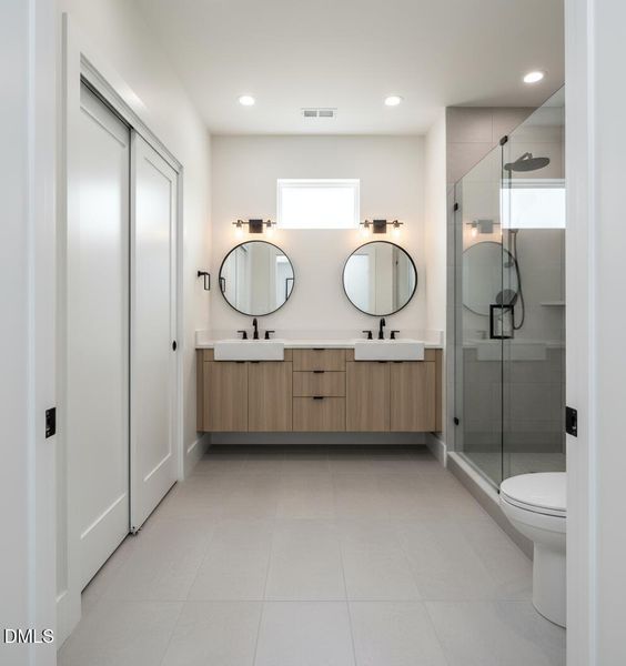 MAIN BATHROOM MAIN BATHROOM