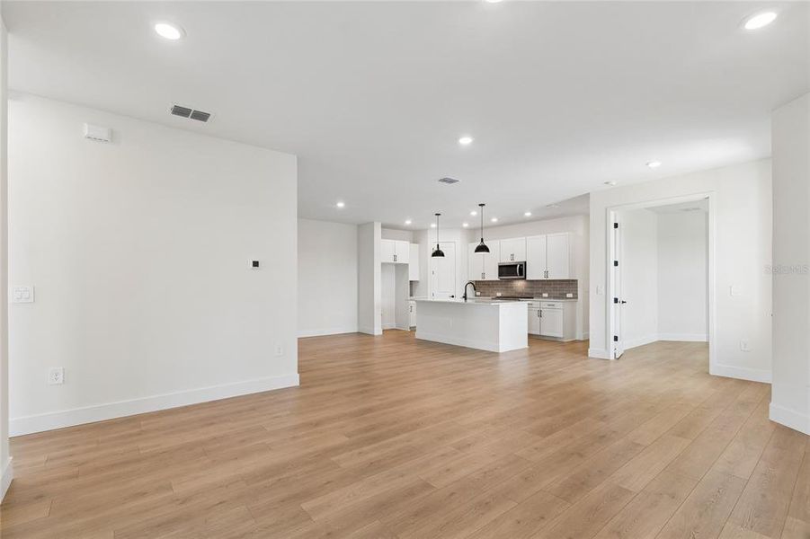 Spacious, unfurnished interior of a new home in Gracewater at Sarasota, Sarasota (Image 29).