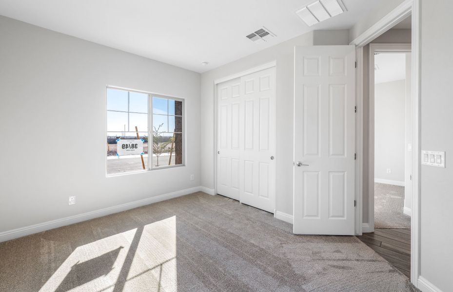 Spacious, unfurnished interior of a new home in Parkside at Anthem at Merrill Ranch, Florence (Image 19).