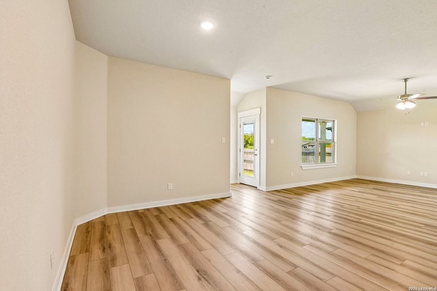 Spacious, unfurnished interior of a new home in Cloud Country, New Braunfels (Image 13).