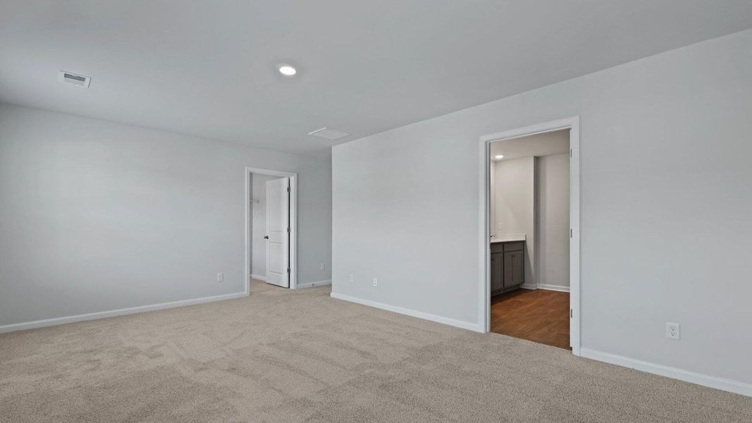 Spacious, unfurnished interior of a new home in Carolina Groves, Moncks Corner (Image 26).