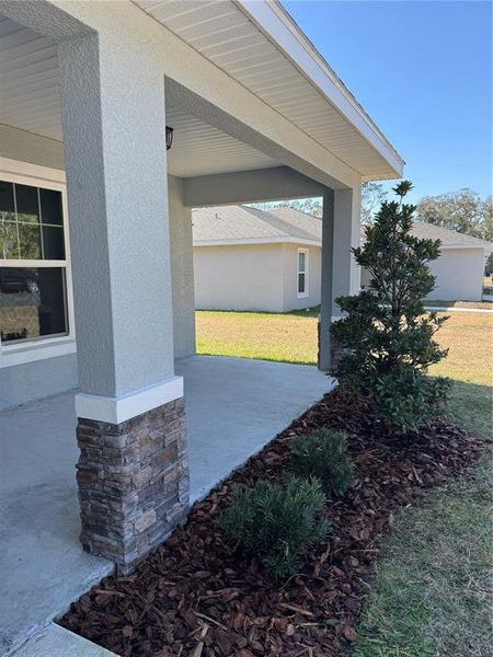 Exterior details and patio area of a home in , Dunnellon (Image 13).