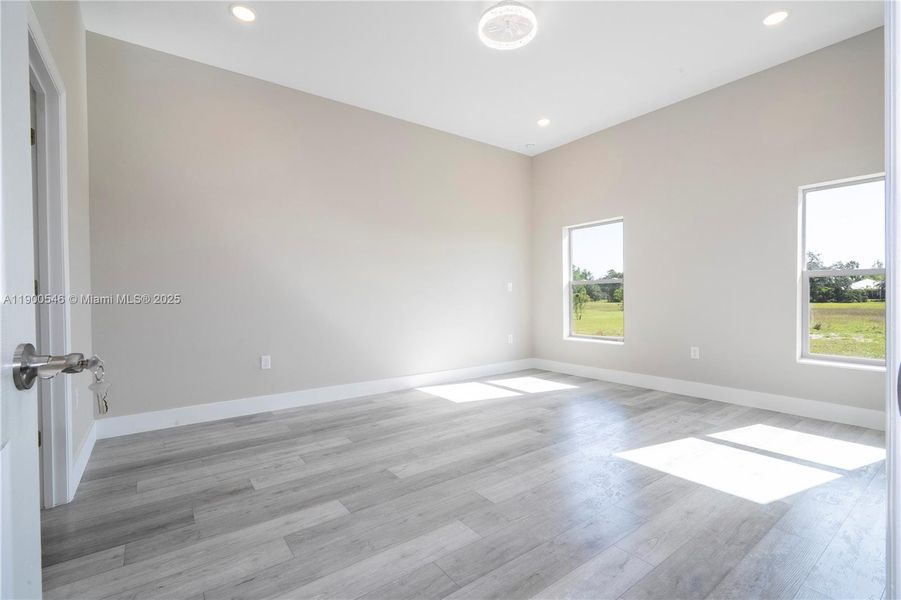 Spacious, unfurnished interior of a new home in , Sebring (Image 34).