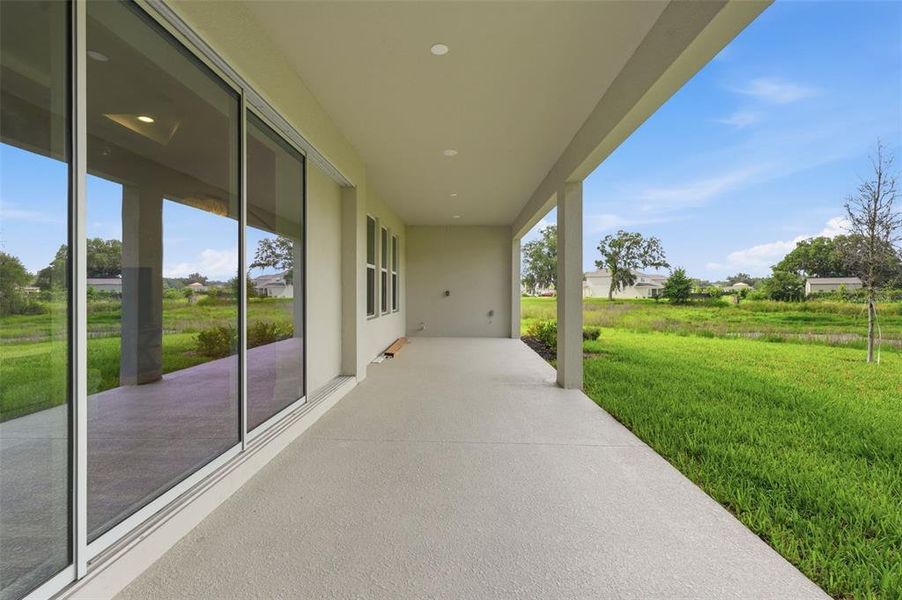 Exterior details and patio area of a home in , Plant City (Image 2).