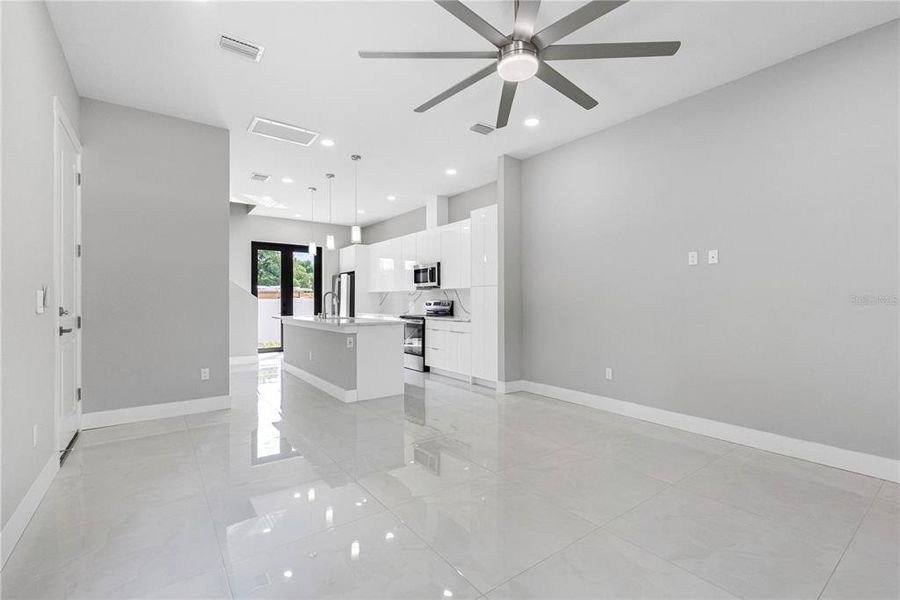 Spacious, unfurnished interior of a new home in , Tampa (Image 37).