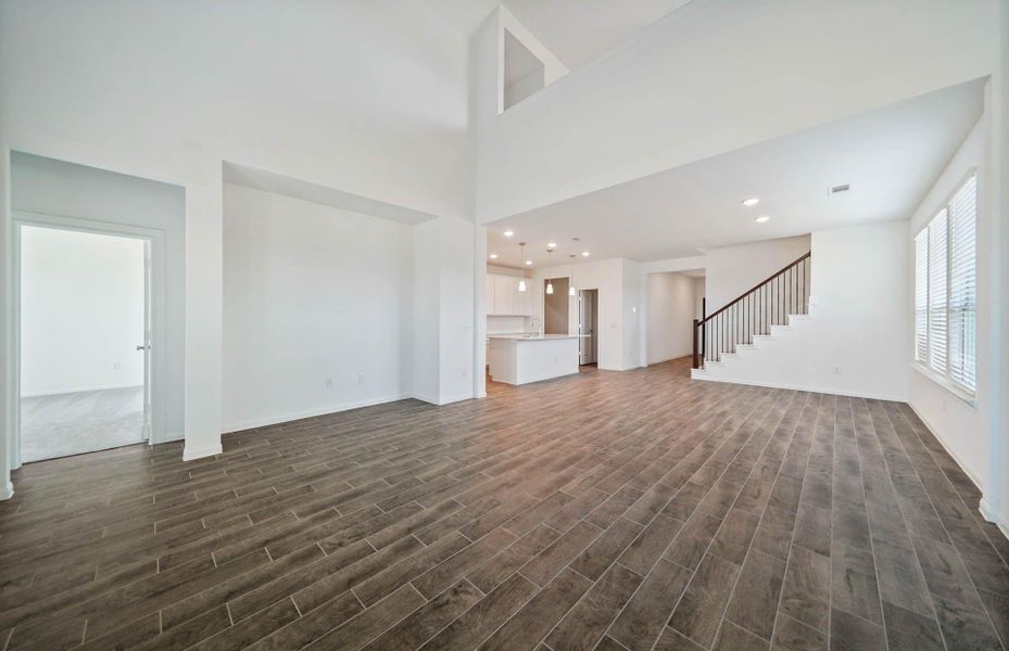 Spacious, unfurnished interior of a new home in Mavera, Conroe (Image 5).