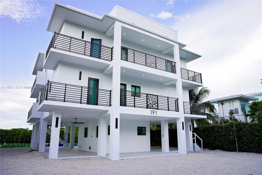 Exterior details and patio area of a home in , Tavernier (Image 39).