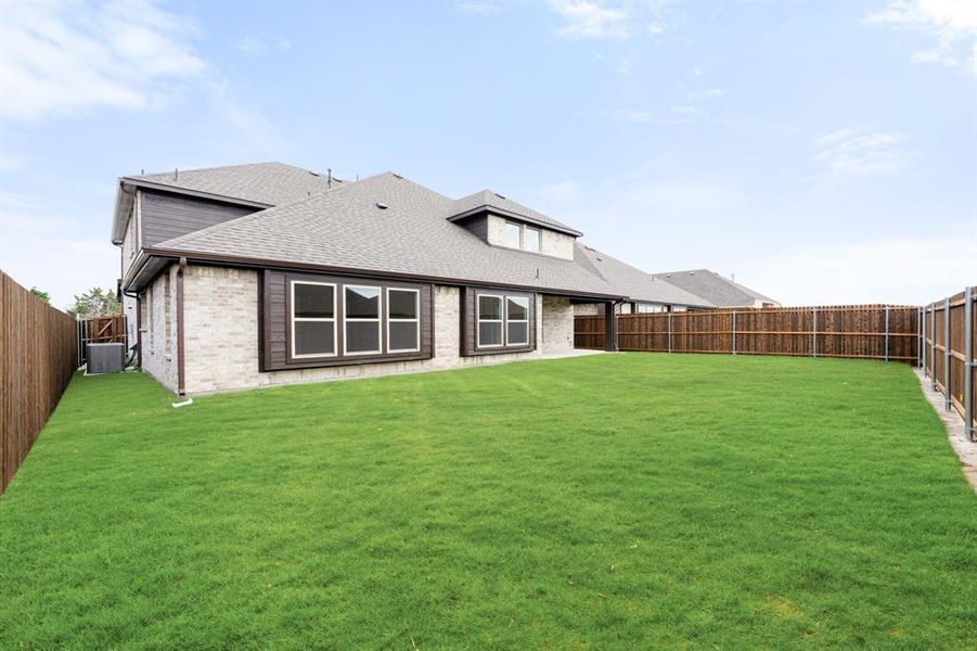 Exterior details and patio area of a home in Addison Hills, Cedar Hill (Image 4).