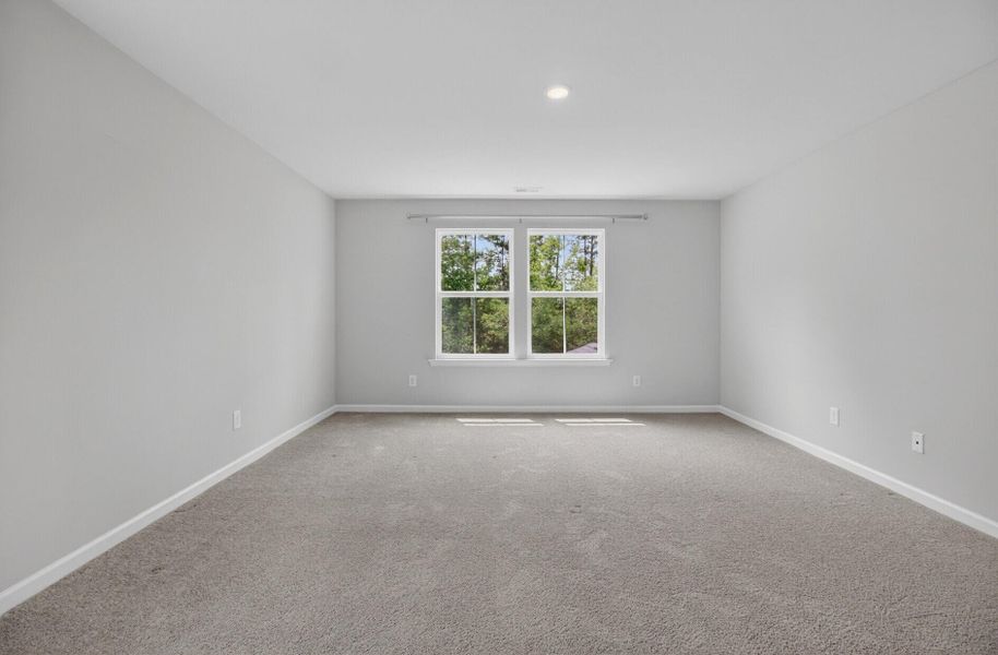Spacious, unfurnished interior of a new home in Lindera Preserve at Cane Bay Plantation, Summerville (Image 27).