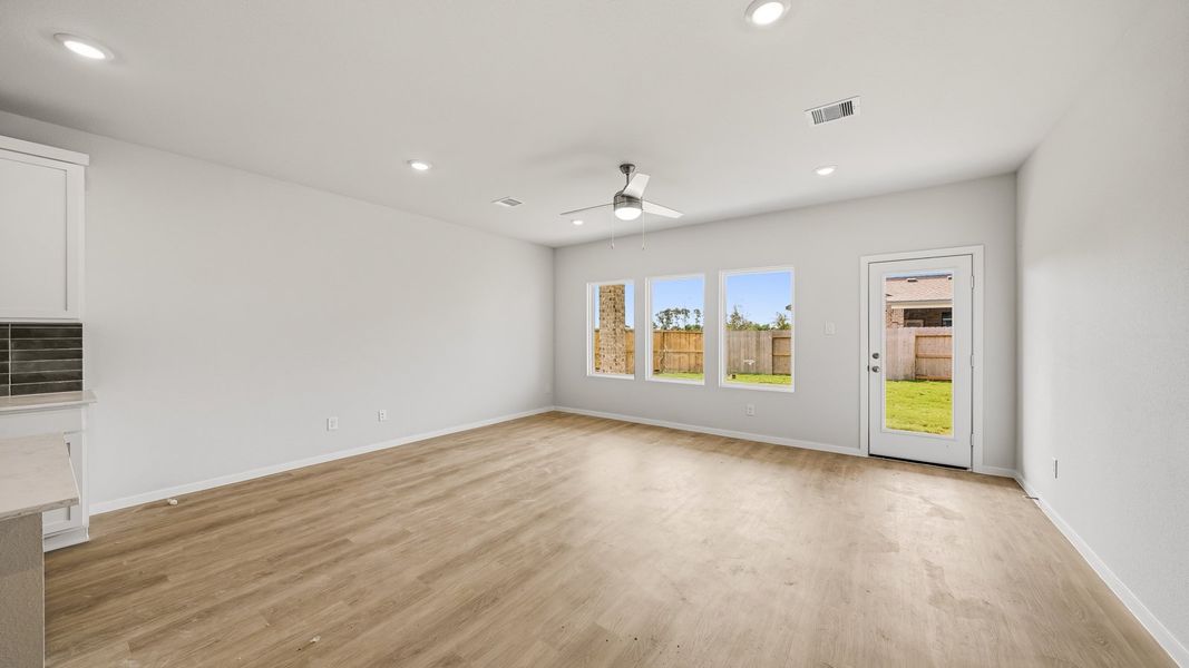 Spacious, unfurnished interior of a new home in Sunterra Lakes, Brookshire (Image 12).