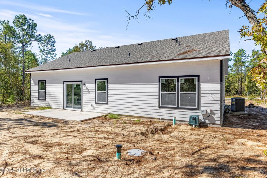Exterior details and patio area of a home in , Keystone Heights (Image 2).