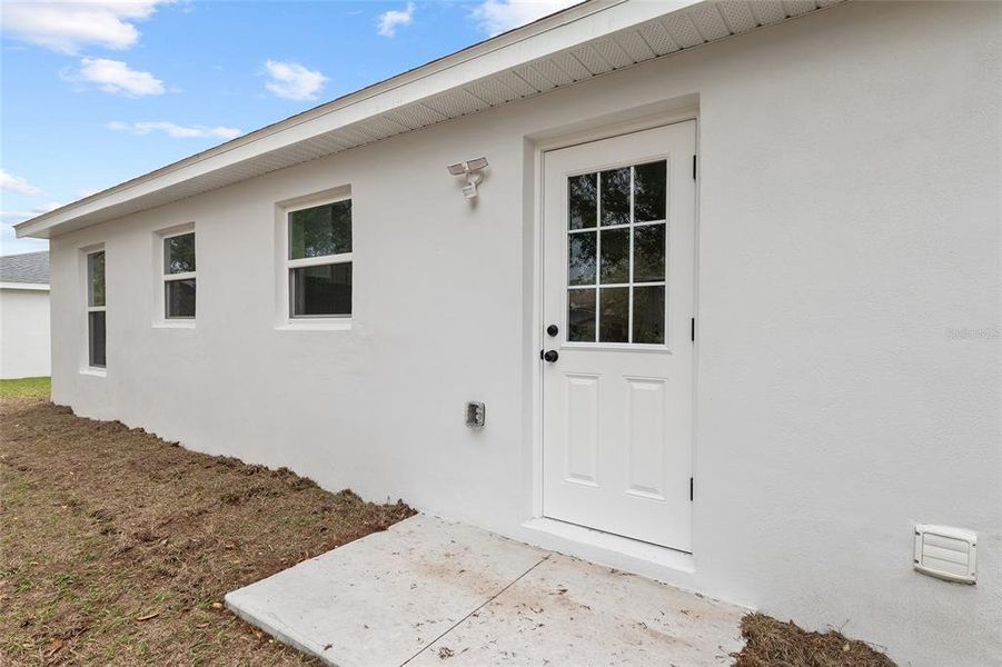 Exterior details and patio area of a home in , Dunnellon (Image 27).
