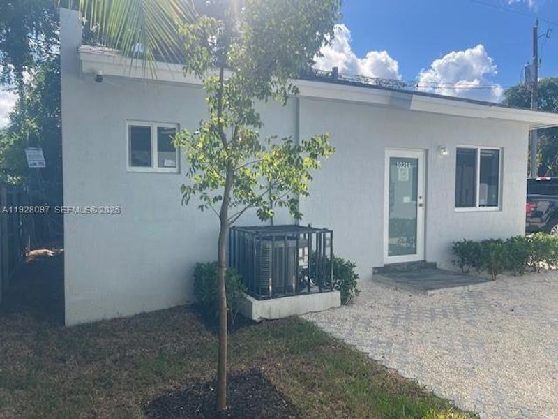 Exterior details and patio area of a home in , Miami (Image 21).
