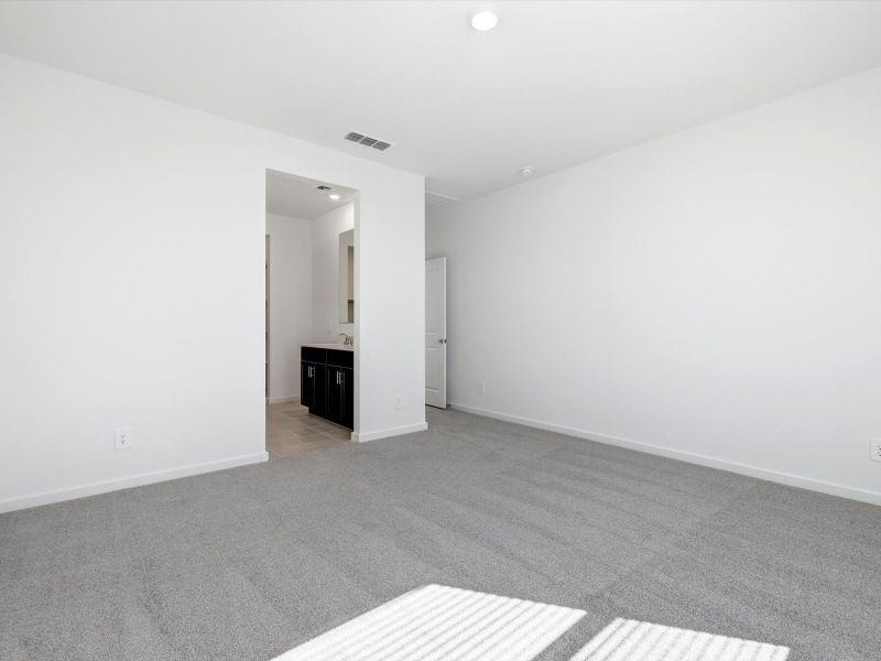 Spacious, unfurnished interior of a new home in Wildera, San Tan Valley (Image 9).