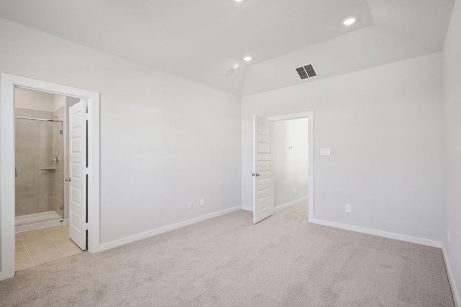 Spacious, unfurnished interior of a new home in , Kemah (Image 22).