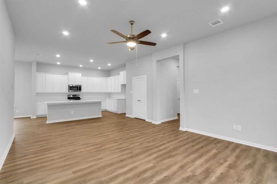 Spacious, unfurnished interior of a new home in River Ranch 55', Mont Belvieu (Image 51). Spacious, unfurnished interior of a new home in River Ranch 55', Mont Belvieu (Image 51).