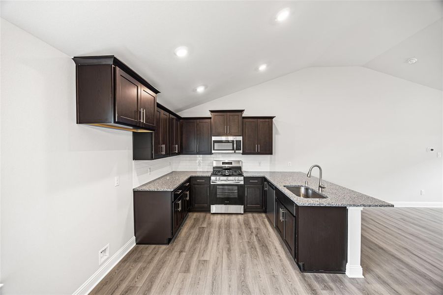 **Photos are a representation. Colors and features may differ** **Photos are a representation. Colors and features may differ**