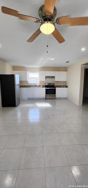 Spacious, unfurnished interior of a new home in , Eagle Pass (Image 6).