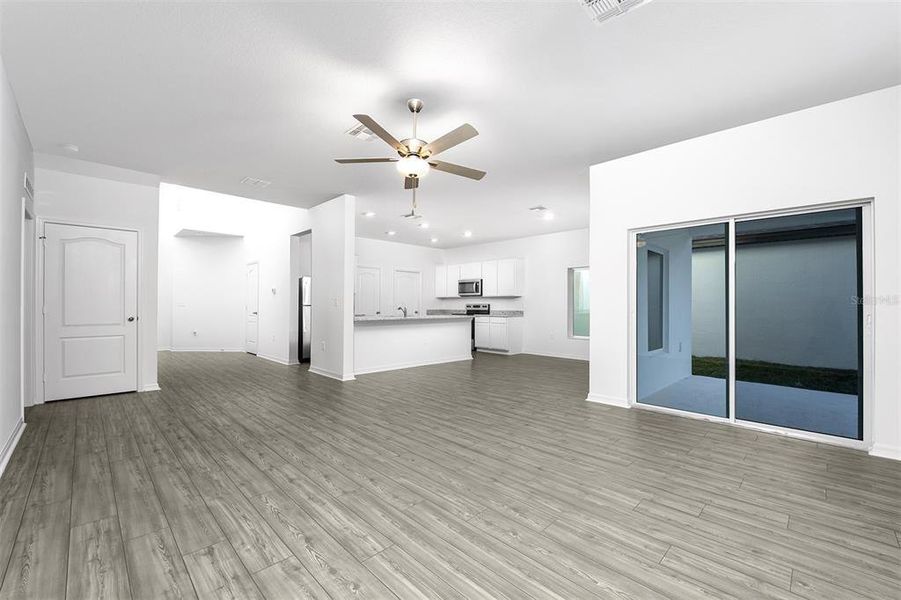 Spacious, unfurnished interior of a new home in Tula Parc, Astatula (Image 12). Spacious, unfurnished interior of a new home in Tula Parc, Astatula (Image 12).