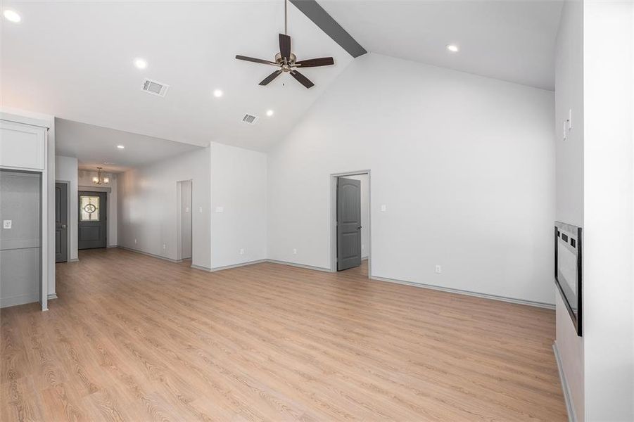 Spacious, unfurnished interior of a new home in , Gun Barrel City (Image 23). Spacious, unfurnished interior of a new home in , Gun Barrel City (Image 23).