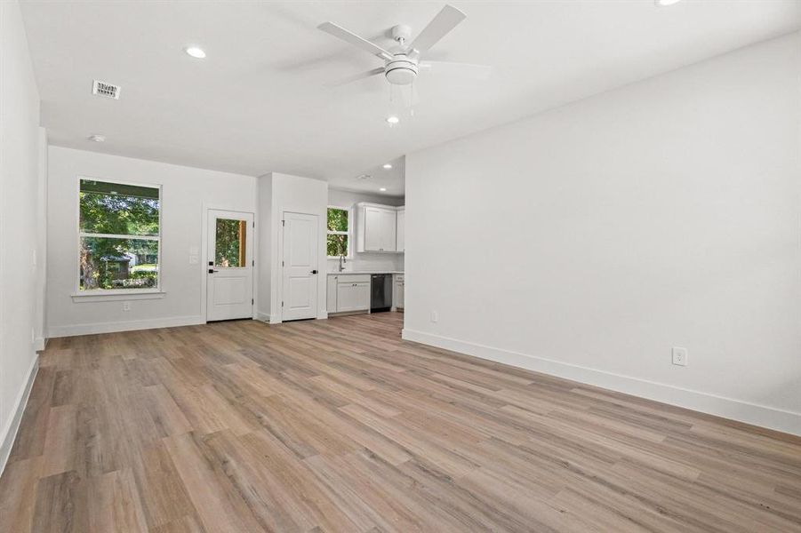 Spacious, unfurnished interior of a new home in , Denison (Image 21).