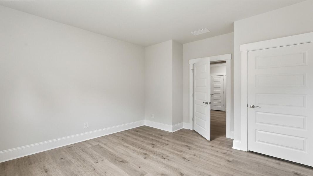 Spacious, unfurnished interior of a new home in Sheep Island, Summerville (Image 18).