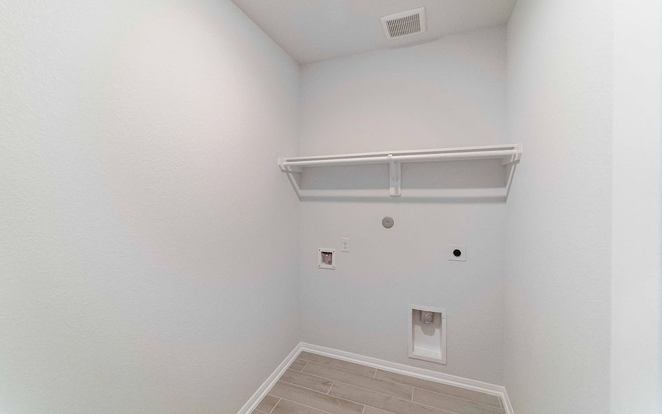 Spacious, unfurnished interior of a new home in River Ranch Meadows, Dayton (Image 14).