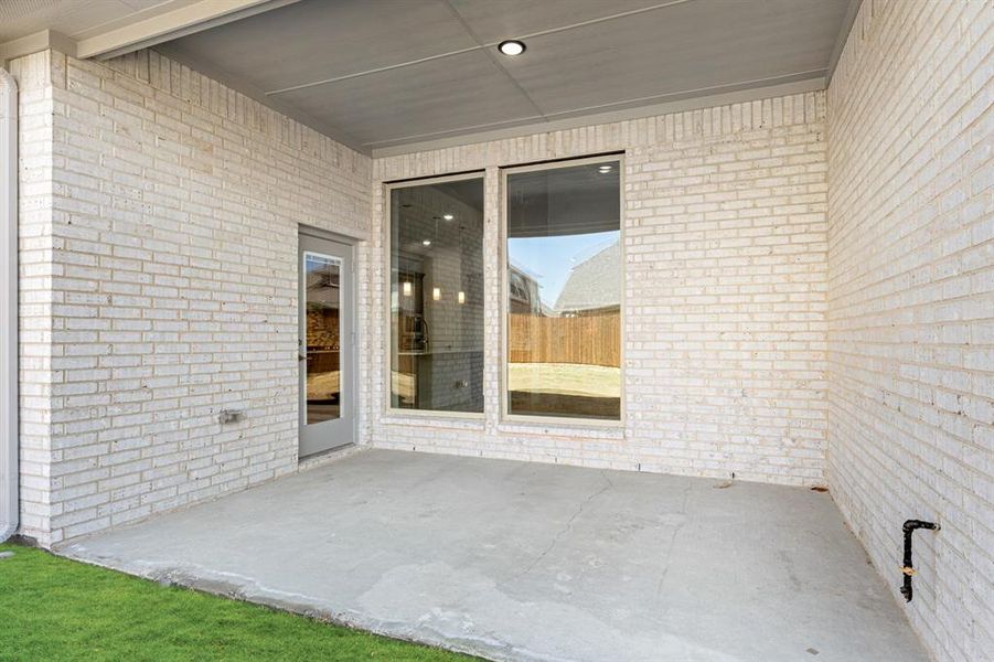Exterior details and patio area of a home in Addison Hills, Cedar Hill (Image 4).
