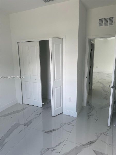 Spacious, unfurnished interior of a new home in , Lehigh Acres (Image 10).