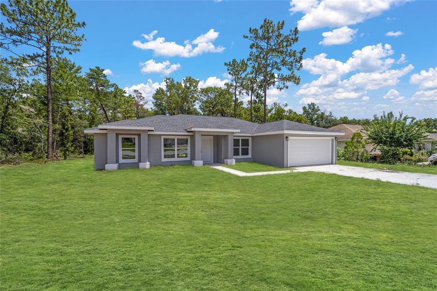 Exterior details and patio area of a home in , Dunnellon (Image 12).
