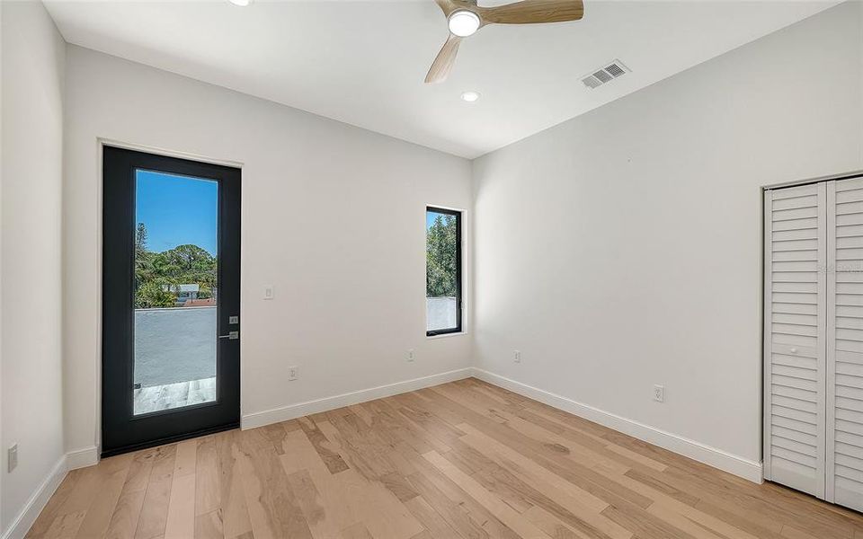 Spacious, unfurnished interior of a new home in , Sarasota (Image 21).