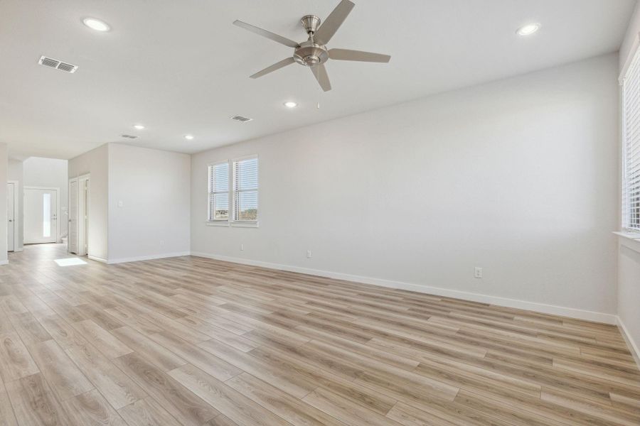 Spacious, unfurnished interior of a new home in Trinity Ranch, Elgin (Image 24).