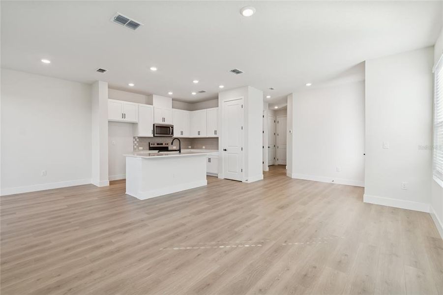 Spacious, unfurnished interior of a new home in North River Ranch – Townhomes, Parrish (Image 21).