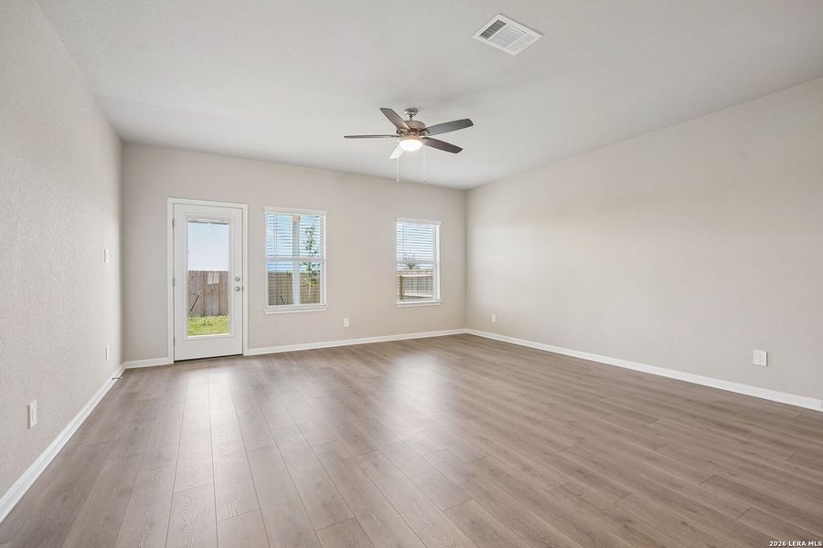Spacious, unfurnished interior of a new home in Remington Ranch, San Antonio (Image 34).