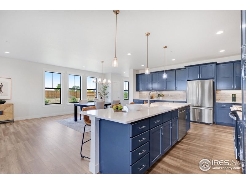 Custom cabinetry with 42" uppers w/ soft-close doors & drawers