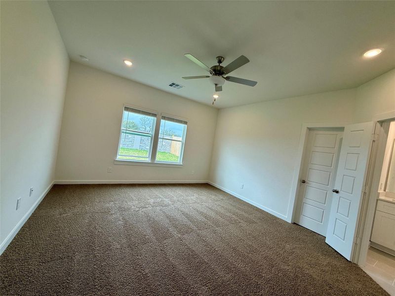 Spacious, unfurnished interior of a new home in Ashland, Angleton (Image 11).