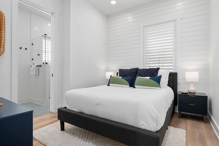Bedroom 2 of main house with ensuite bathroom. Bedroom 2 of main house with ensuite bathroom.
